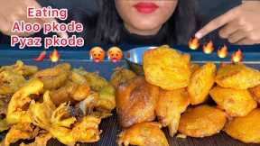ASMR: 🔥Eating aloo pkode,pyaz pkode,mirchi ke pkode//indian food eating show ||foodieMnSa