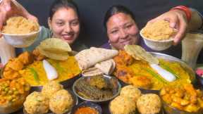 Eating 😋Vegetable Khichdi,Gobhi Pakoda,Aloo Bhorta,Matar Aloo,Roti,Bondi Raita,Halwa ll Foodie Gd